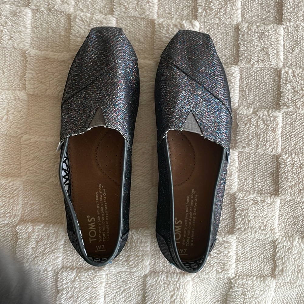 Toms iridescent original style slip on’s size 7